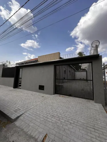 CASA MODERNA PARA ALUGAR - LOCALIZAÇÃO INCRÍVEL NO CENTRO!