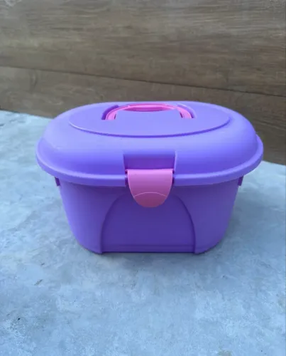 maleta organizadora porta bonecas e acessórios, na cor lilás com detalhes em rosa.