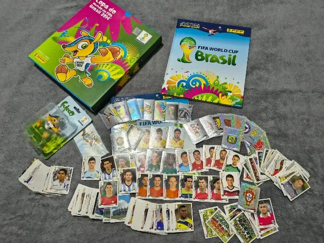 Álbum Copa do Mundo 2014 com todas figurinhas para colar + caixa + brindes