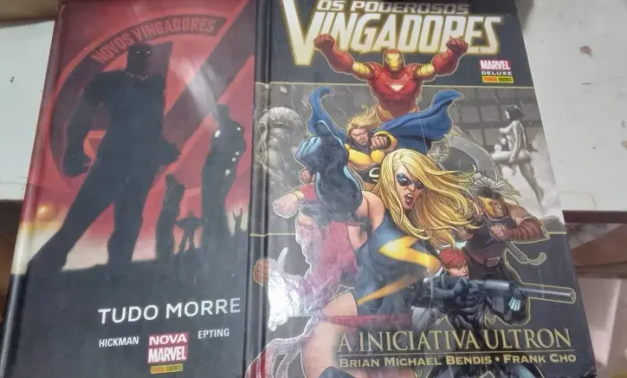 Dois quadrinhos encadernados da marvel vingadores.
