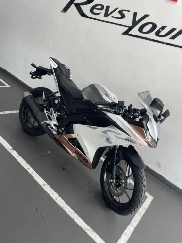 Vendo R15 2026 muito nova