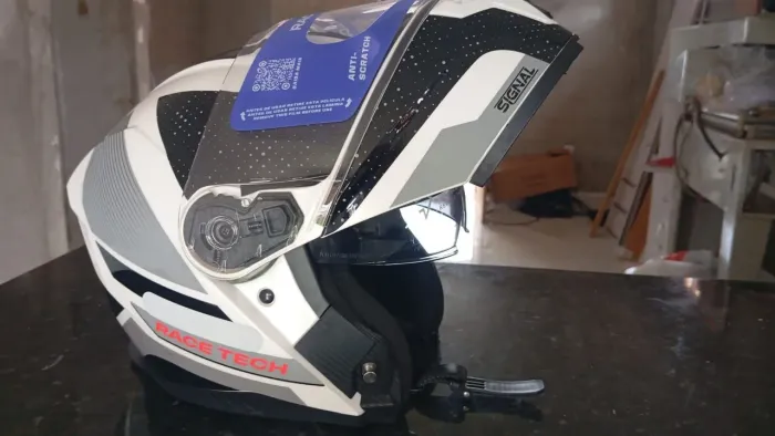 Capacete articulado