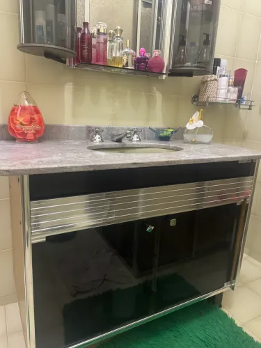 Gabinete de banheiro com espelho