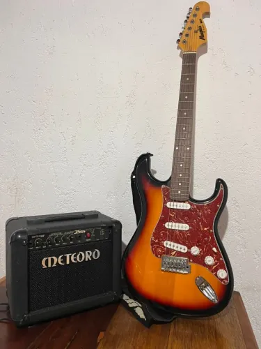 KIT COMPLETO: Guitarra Memphis MG-32 + Amplificador Meteoro 35W + Alça