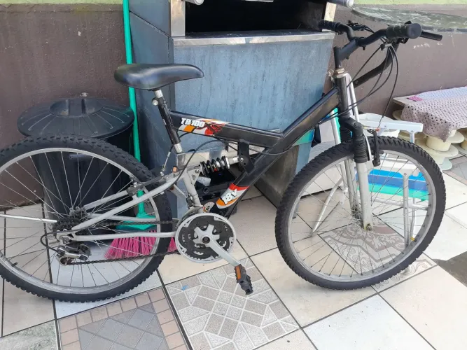 Bicicleta 26 andando mas precisa de manutenção 