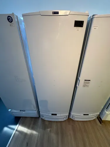 Freezer vertical porta sólida congelado ar forçado 570 litros Gelopar 