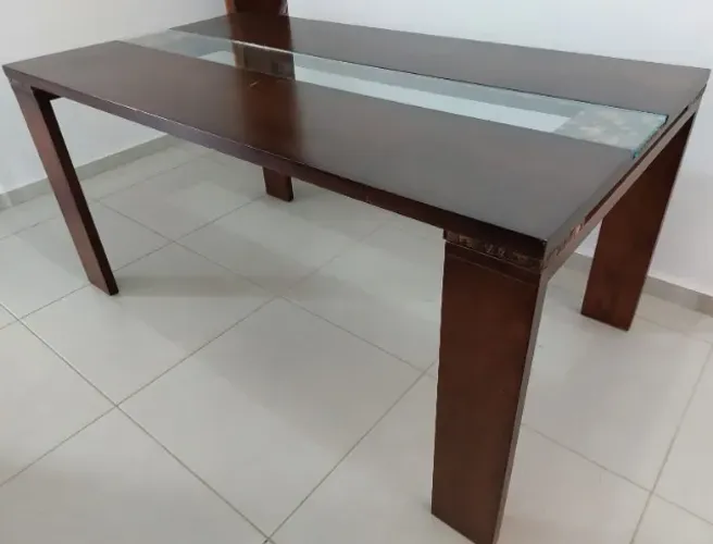 Mesa de jantar com 6 cadeiras estofadas 1,6 x 0,9m