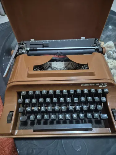 Maquina de escrever Remington caramelo