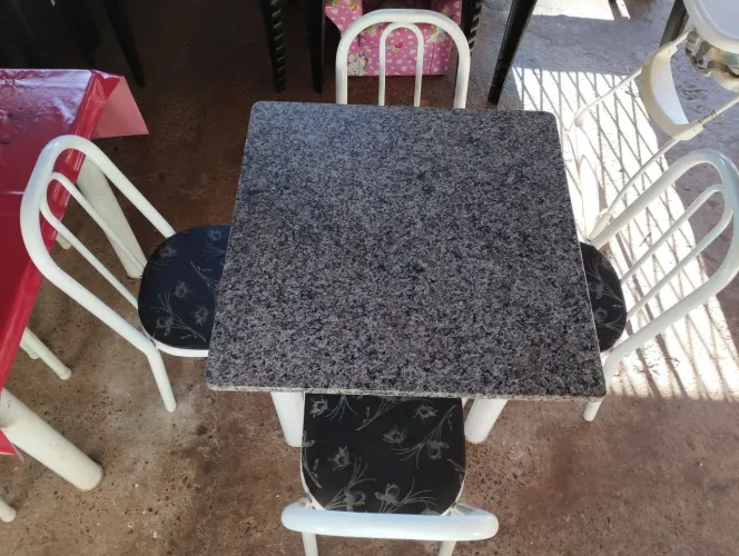 Vendo mesa 4 lugares em bom estado