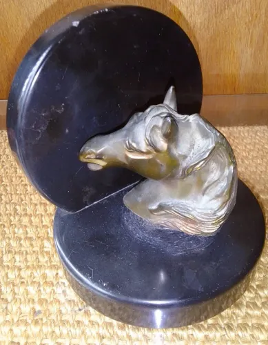 Luxuosa Escultura Bronze dourado maciço "Busto Cavalo" Base em granito preto