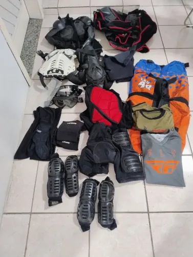 Várias peças de vestuário para trilheiros de moto