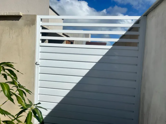 Portão de alumínio branco