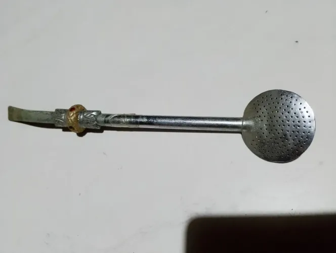 Bomba de chimarrão ( metal com pedras semi preciosas)
