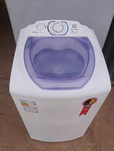 Vendo máquina de lavar Eletrolux 8.5k conservado 6 meses de garantia