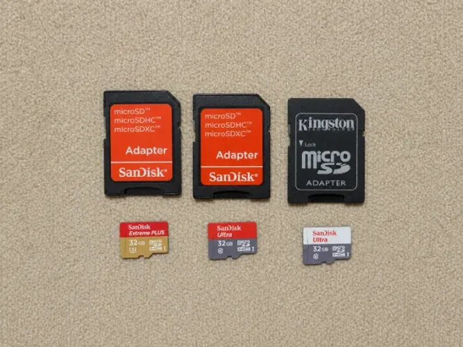 3 cartões de memória + adaptador com 3 slots