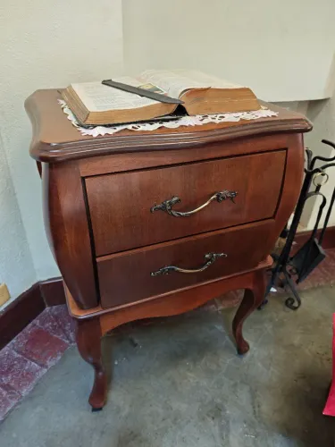Mesinha de cabeceira valência antiga