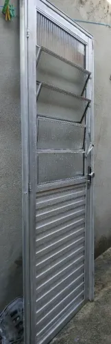 Vendo essa porta de alumínio.