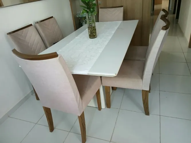 Vendo mesa com 6 cadeiras.