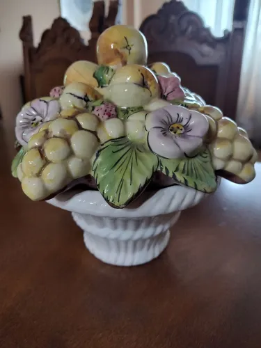 Arranjo de frutas em cerâmica