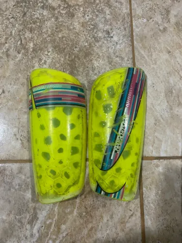 Caneleira Nike