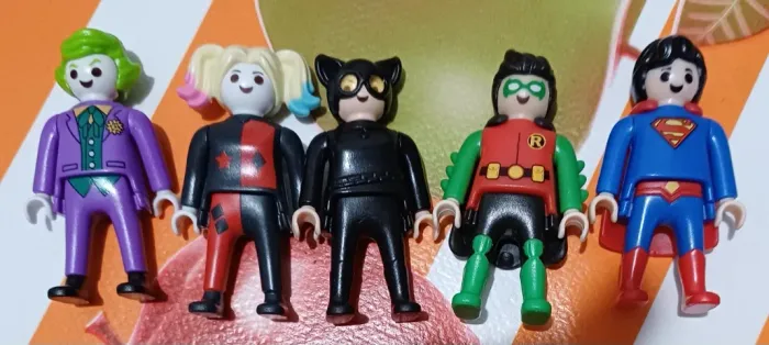 Kinder Ovo: Coringa, Arlequina, Mulher Gato, Robin e Super Man