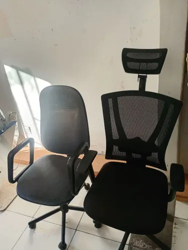 Vende - se uma mesa e duas cadeiras escritorio valor 250,00