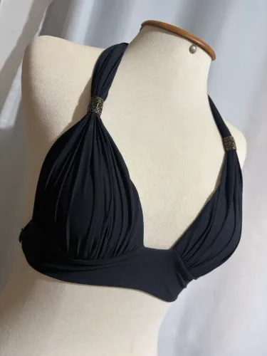 Top tipo biquíni e calça saída de praia na cor preta