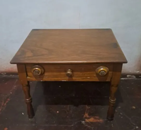 Mesinha de cabeceira