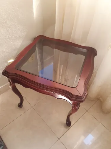Mesa de canto em madeira no estilo Chippendale ou Provençal, com pés recurvados.