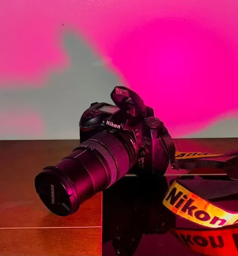Vendo Câmera Nikon pouco usada, com carregador e bolsa originais. Lente 28-200mm