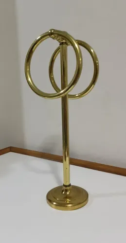Toalheiro duplo de bancada. Latão e metal. Altura 31cm. 250,00