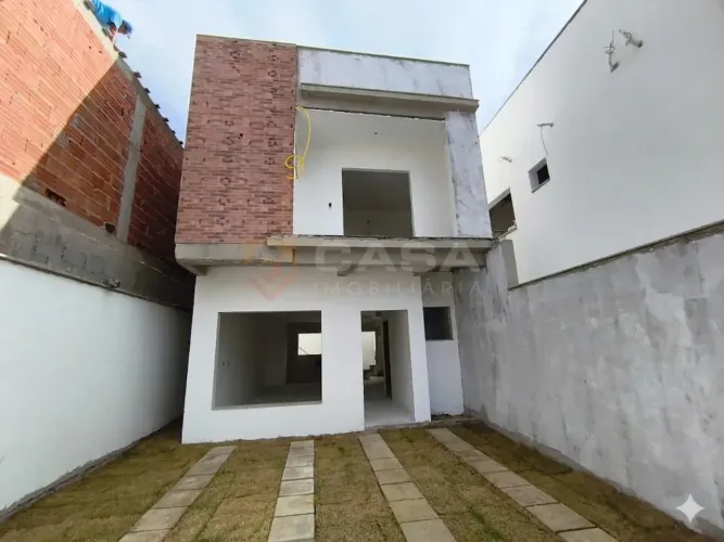 Casa Duplex de Alto Padrão com 3 Quartos e Suíte Master em Planície da Serra: excelente op