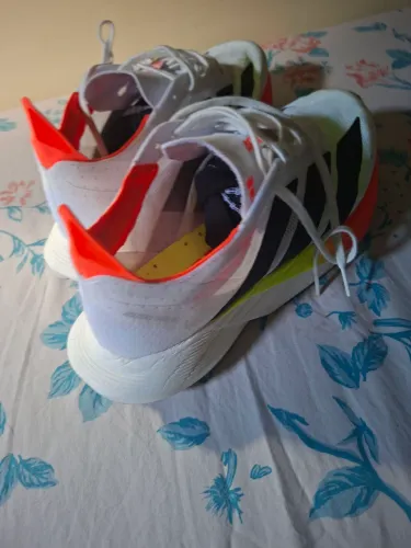 Tênis adidas novo duas vezes de uso valor 670 falar no zap *