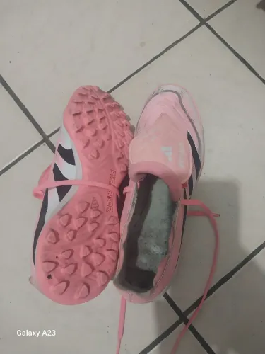 Vende-se uma chuteira adidas Beckham, n 40 pouco uso