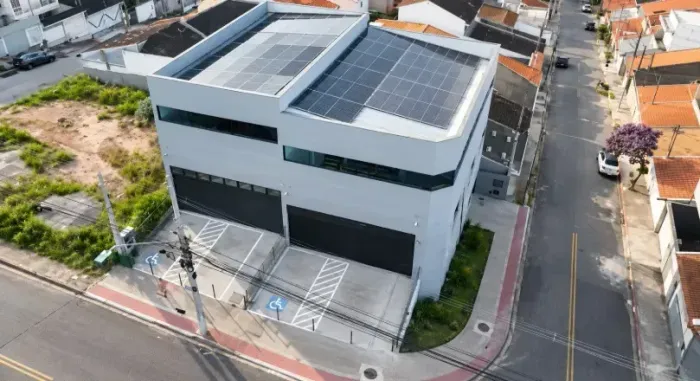 GALPÃO COMERCIAL DE 164 m² | PÉ-DIREITO DE 6 METROS | 2 VAGAS