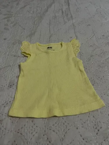 2 blusas 1 casaco, e 7 vestidos, de 3 meses até 6 meses