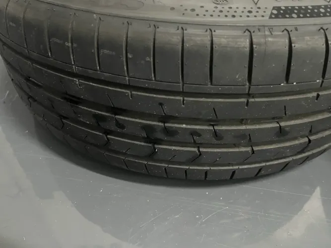 Rodas com pneu aro 17 furação 4x100 semi novos 1 mês de uso preto piano raiada 