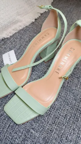 Sandália Verde em Couro Vegano - Elegante e Moderna