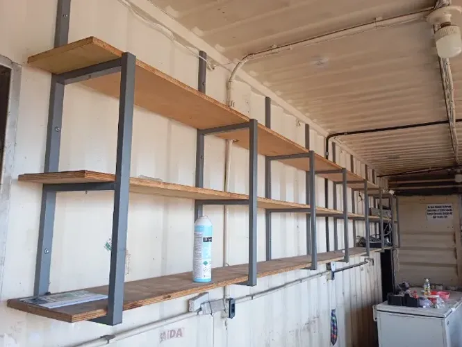 Vende-se prateleira com estrutura metálica e tábuas de compensado de 6m com 3 niveis 