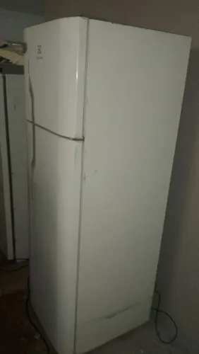 Vendo geladeira  em perfeita   setecentos e cinquenta ZAP e tel. *60