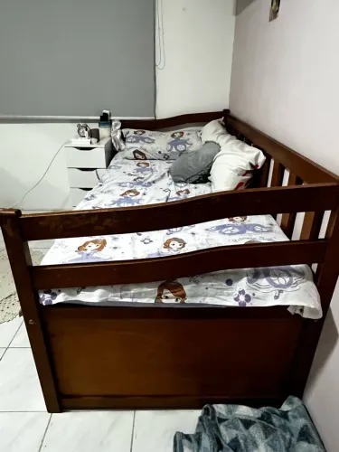 Cama de madeira verdadeira