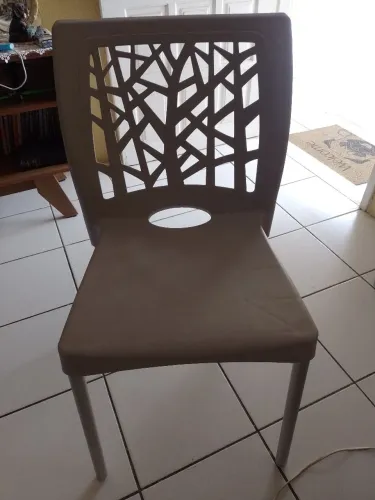 Vendo cadeira plástico cor bege com pés alumínio 