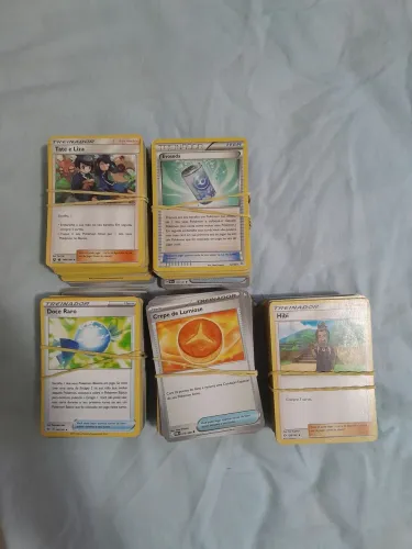 Bolos de 100 cartas pokemon diversas . Brilhantes,energias,apoiadores e normais