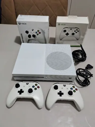 Xbox One S 1TB + 2 controles