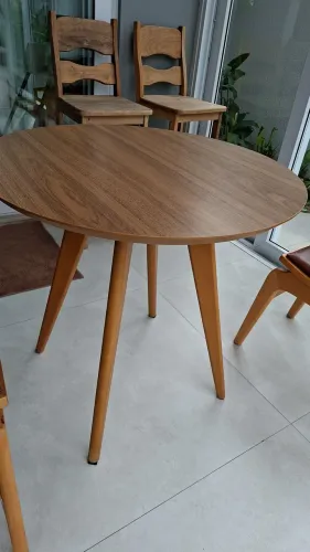 Vendo mesa e banquetes de madeira maciça