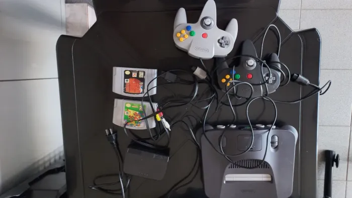 Nintendo 64 preto com 2 cartuchos e 2 controles