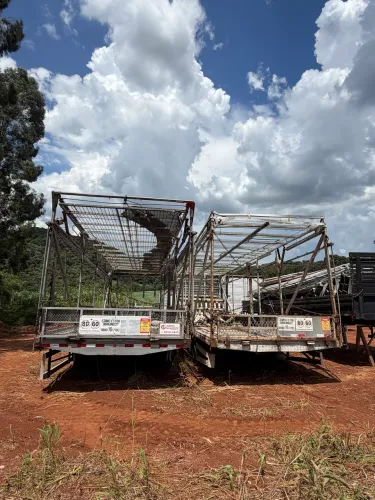 CARROCERIA FRANGO/ BAÚ PINTINHO/ CÂMARA FRIA