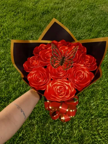 Buquê de rosas de cetim, bandeja personalizada com mimos