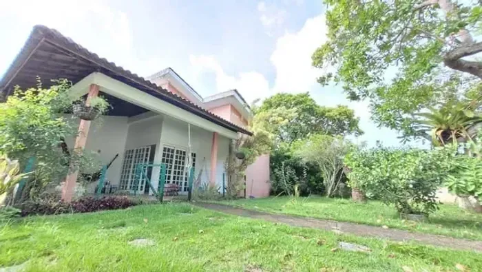 INVISTA NESTA ÓTIMA CASA, PERTO DE UM CENTRO COMERCIAL COMPLETO!