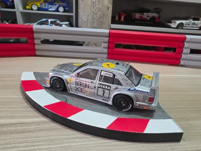 Miniatura 1.43 Mercedes 190 DTM Berlin 200 c base temática